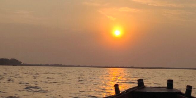 माँ गंगा की गोद में-विजय शंकर